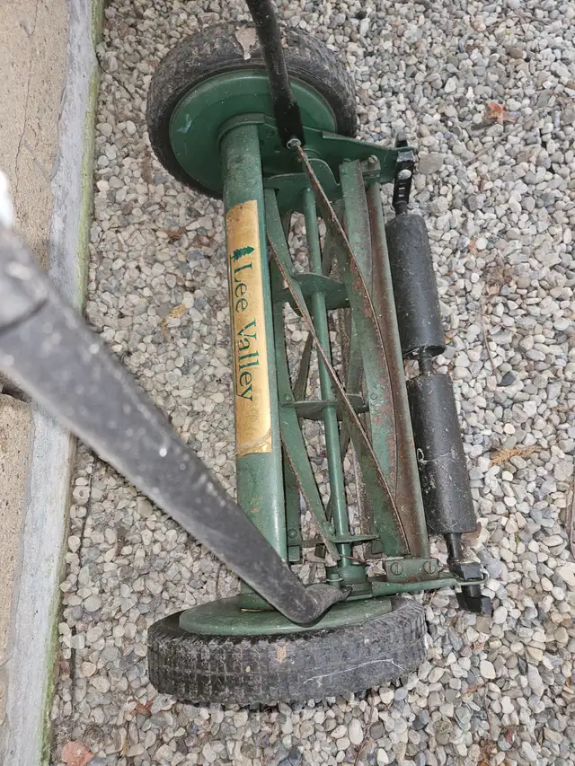 Lee Valley Push Mower in Lawnmowers & Leaf Blowers in Oakville / Halton Region - Image 3