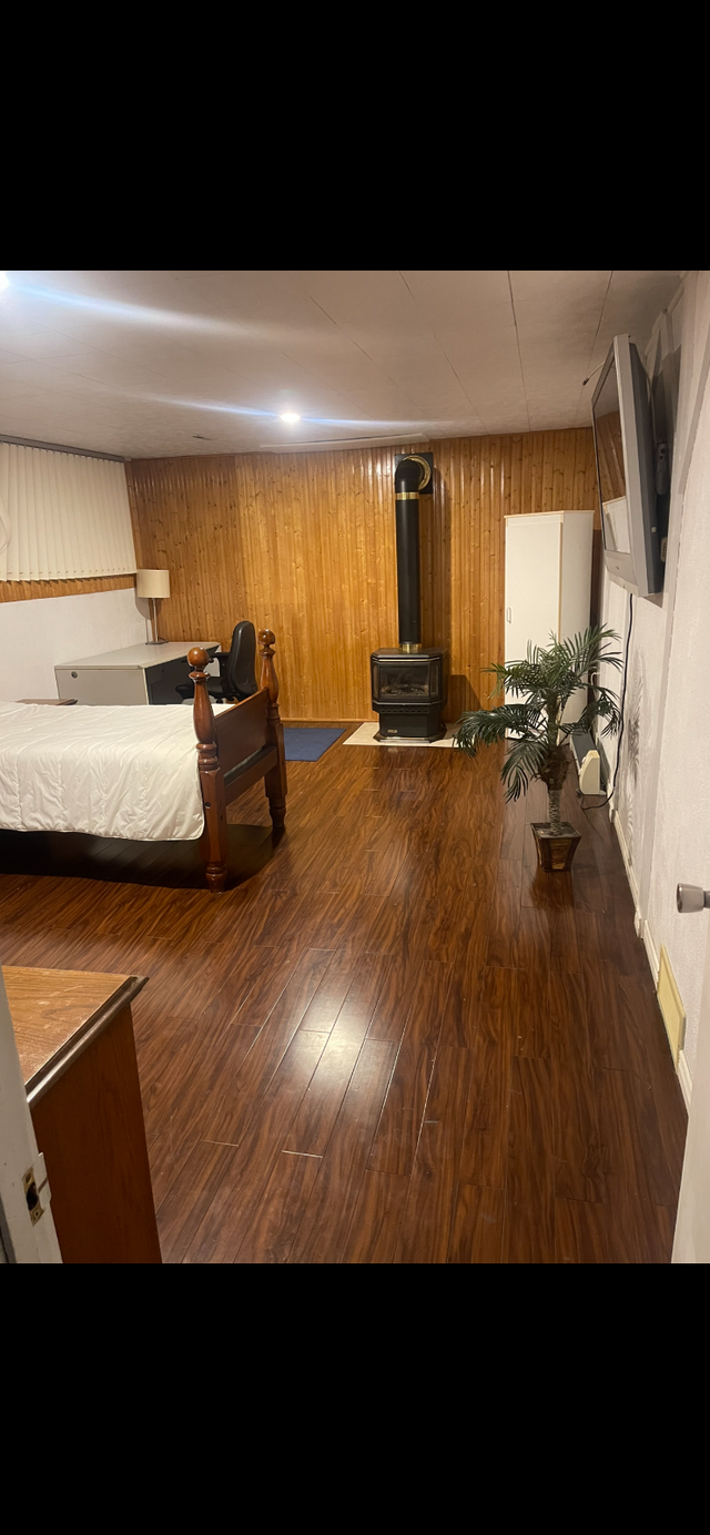BOUCHERVILLE.  CHAMBRE MEUBLÉE