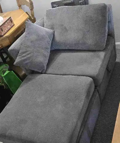 Faites une offre. Fauteuil et repose-pied/ 1 an., View more