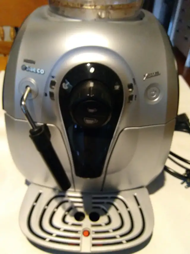 Philips Saeco Xsmall Fully Automatic Espresso Machine in Coffee Makers in City of Toronto - Image 5