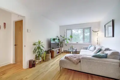 Beau 5 1/2 impeccable 5 minutes à pied du metro Langelier 5 min à pied de l’épicerie Metro Situé dir...