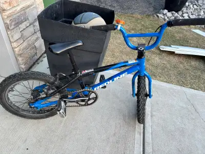 Race the BMX track, ride some trails or cruise the neighborhood. Light alloy frame and ideal geometr...