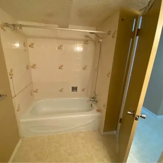 Spacious 2 bedroom lower duplex unit in Tuxedo in Long Term Rentals in Calgary - Image 7