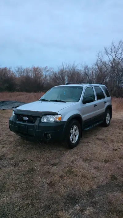Runs and drives 2005 awd Ford escape fully loaded with leather and sunroof, this is the v6 model Ful...