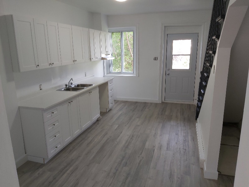 Renovated 2 story townhouse in Lachine, pet friendly Locations longue