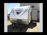 2017 Coachman Freedom Express 25SE trailer with 400 W solar