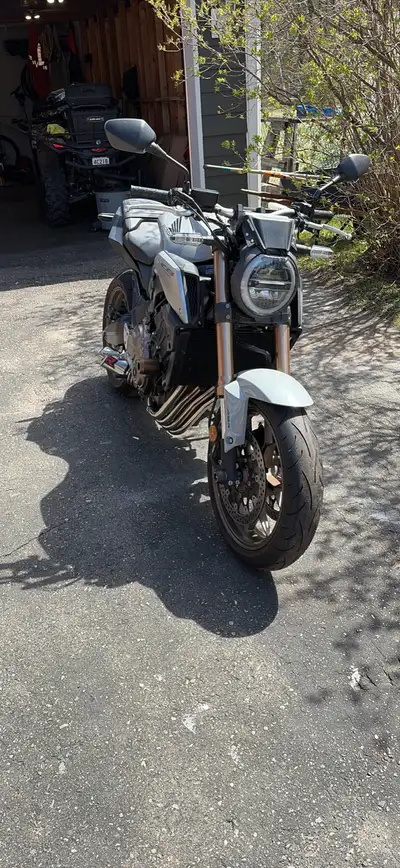 Selling my 2021 cb650RA with 6730kms. It’s got a tail tidy kit, dominator exhaust and an oem Honda b...