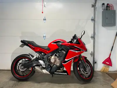 -Honda CBR 650F 2018 en excellente condition -19600 km -Plaques touring! -Pneus Michelin Road 6 Cont...