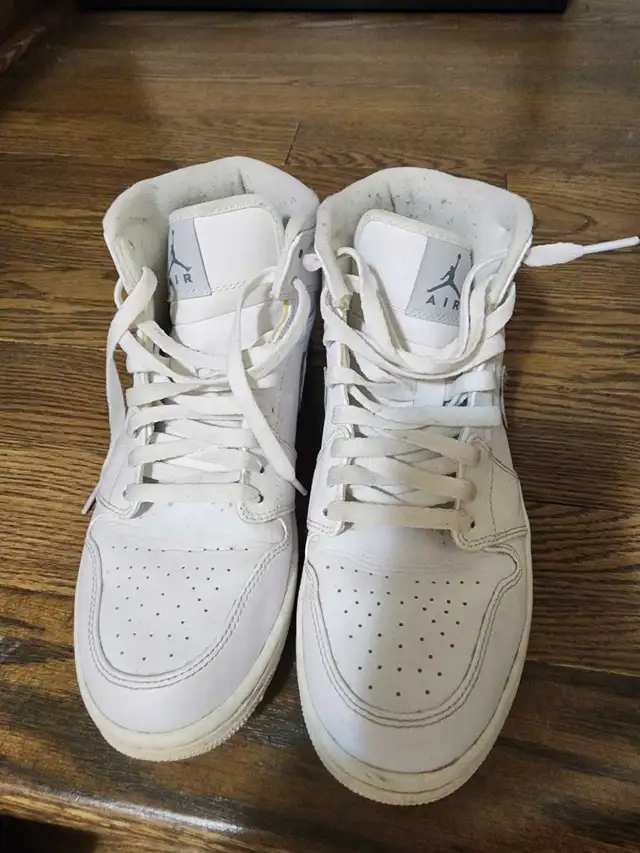 Air Jordan 1 Mid in Men's Shoes in Oakville / Halton Region - Image 3