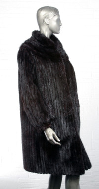 Manteau de vison très léger avec bandes de fourrures allongées