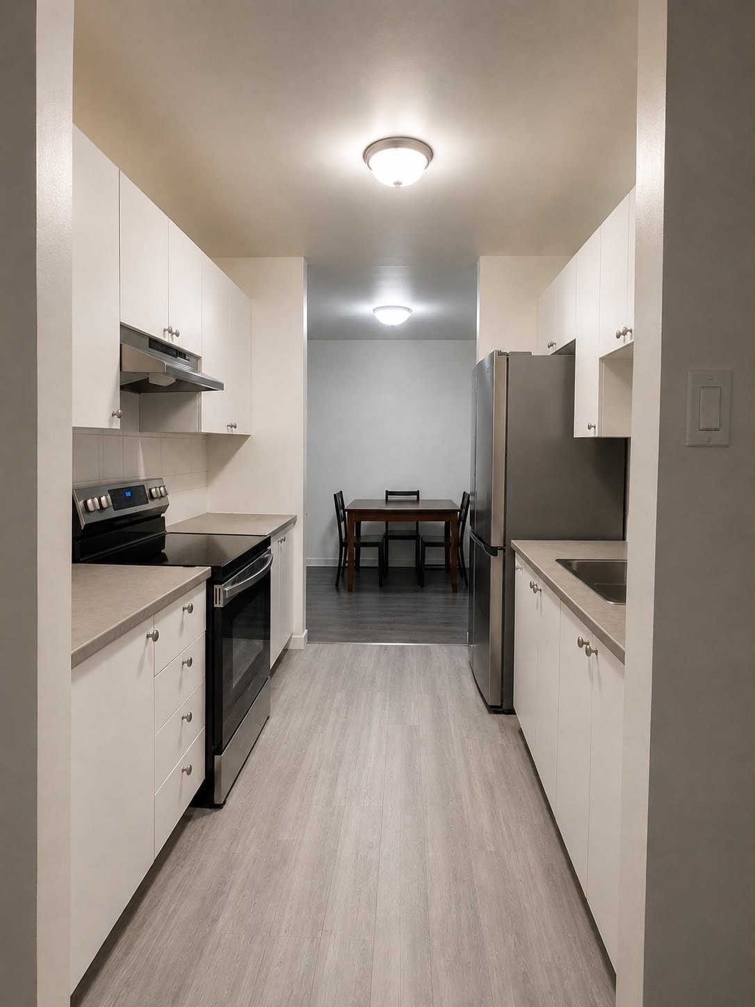 DORVAL, 4 1/2 style condo a louer pres tous services/ transports — photo 2