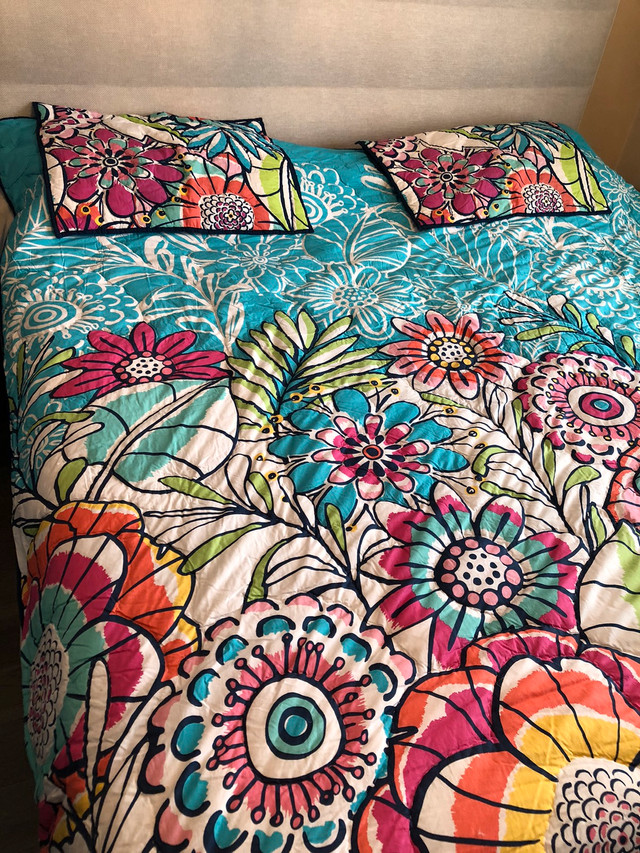 Pottery Barn Teen Floral Comforter with Sheets in Bedding in Mississauga / Peel Region - Image 2