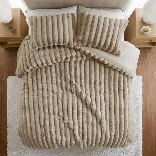 New Queen Size Comforter Set  in Bedding in Ottawa - Image 5