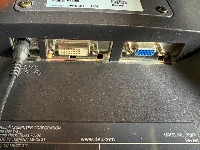 Dell 17” UltraSharp 1702FP active-matrix TFT LCD monitor $95 in Monitors in Oakville / Halton Region - Image 9