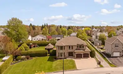 Cette propriété exceptionnelle, de construction supérieure, vous épatera à tous les niveaux : Sise s...