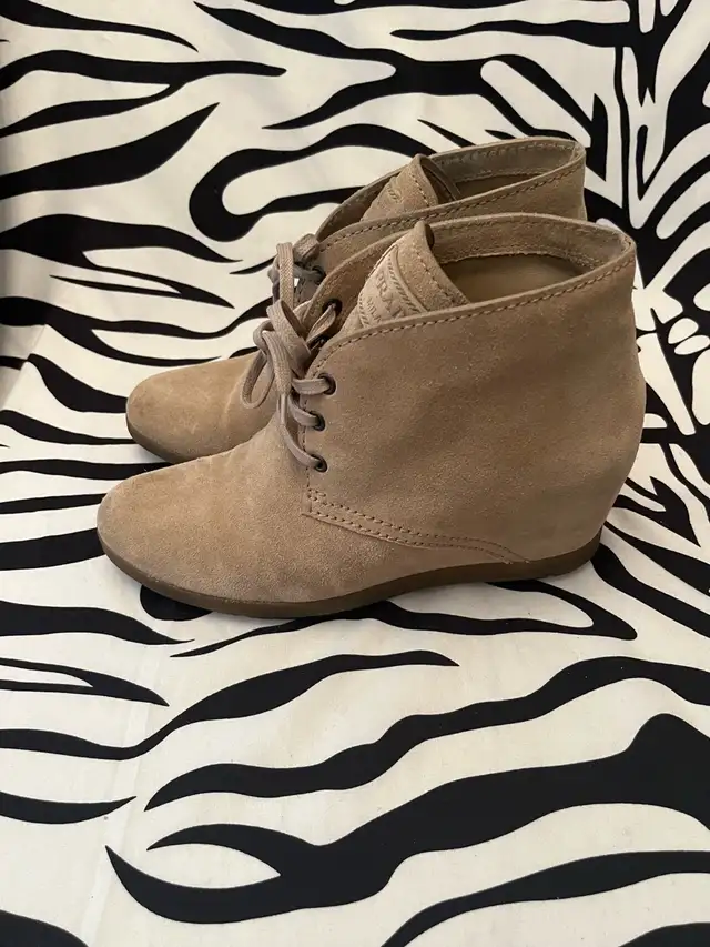 Prada Sport Suede Ankle Lace-Up Boot Size 8 in Women's - Shoes in City of Toronto - Image 4