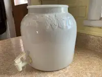 Distributeur d’eau en porcelaine.