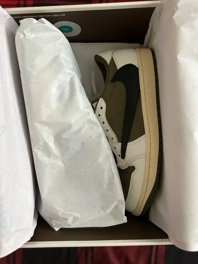 Jordan 1 Retro Low / Travis Scott Medium Olive / Size 9.5 DS in Men's Shoes in City of Toronto - Image 5