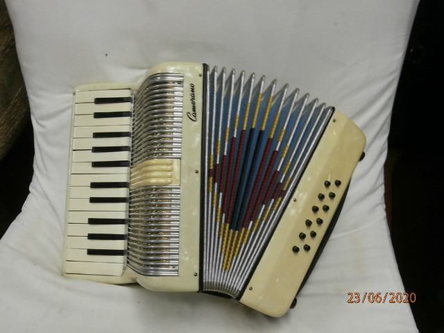 Camerano 12 bass piano accordion mod.270/73 1970-1980 cream marb in Amps & Pedals in Stratford - Image 3