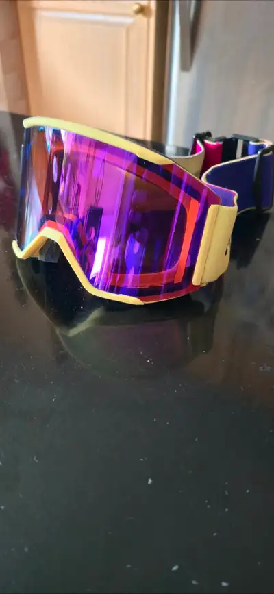 Ski Goggles / Lunettes de ski, View more