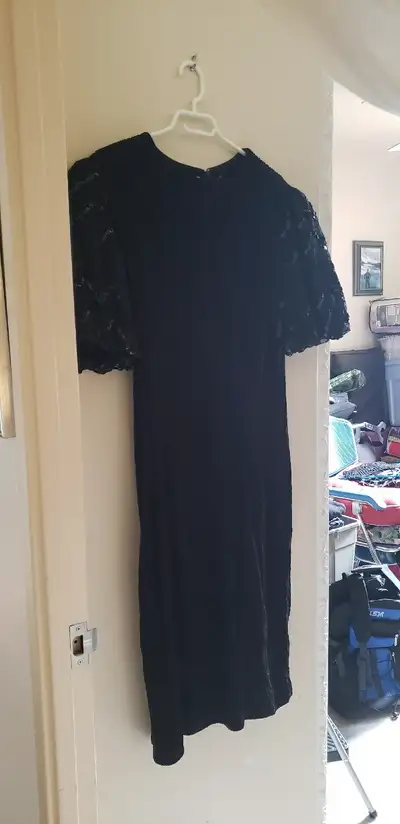Size 12. Approx 41 inch long from shoulders down. Black clean no stains. $10 from smoke free pet fre...