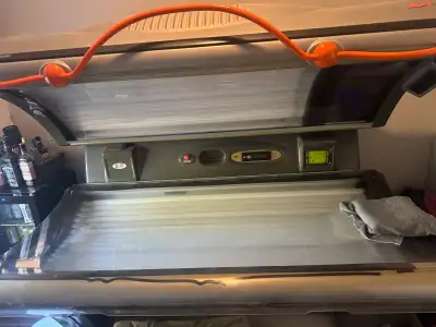 Get ready to glow with this used ISO Italia 150 tanning bed, featuring a built-in Sony stereo for yo...