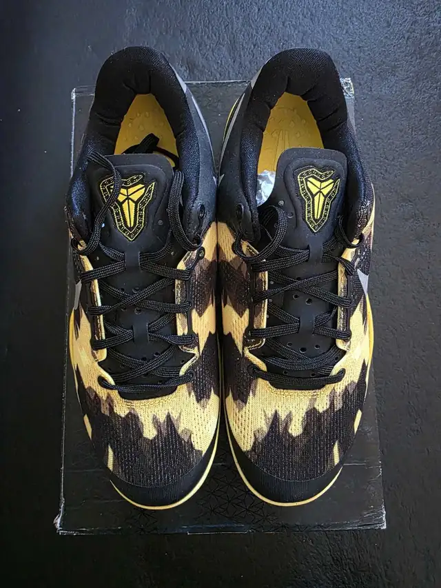 Kobe 8 Sulfur size 8 in Men's Shoes in Mississauga / Peel Region - Image 3