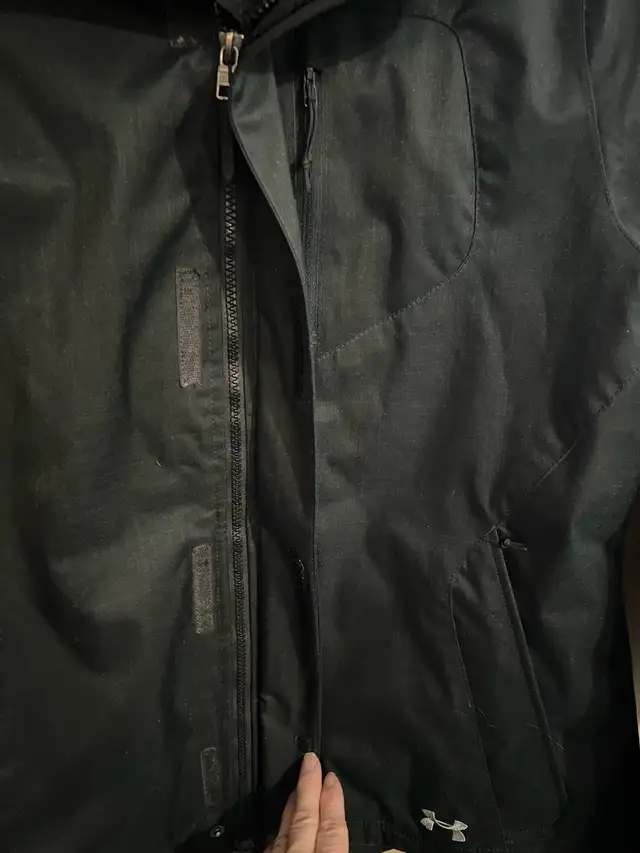 Women’s Medium Under Armour winter jacket in Women's - Tops & Outerwear in Sudbury - Image 6