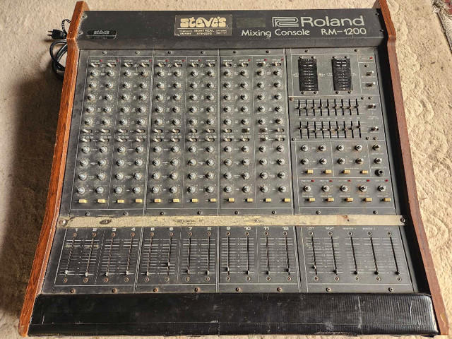 Roland RM-1200 Mixer dans Matériel audio professionnel  à Ville de Montréal