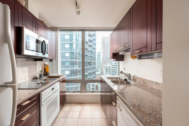 Prime Location, Premium Comfort: Master Bedroom in Downtown in Room Rentals & Roommates in Vancouver - Image 4