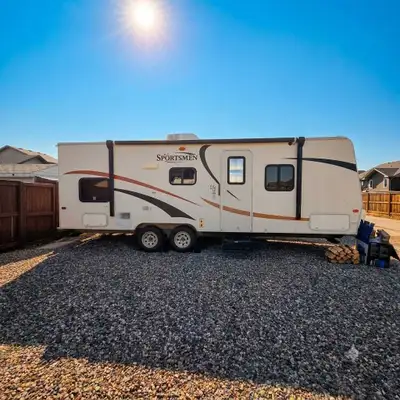 2011 KZ Camper w/ Slide – Great Family Bunkhouse Trailer! Great family layout with a dinette slide,...