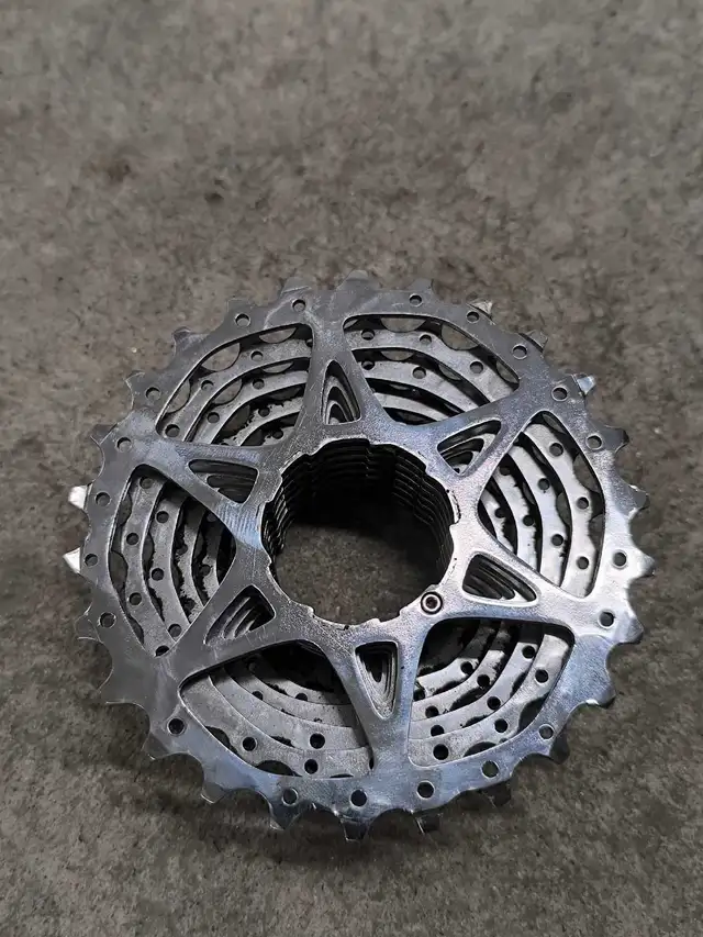 Pièces de vélo Bicycle Parts, Derailleur, Hub in Frames & Parts in City of Montréal - Image 11