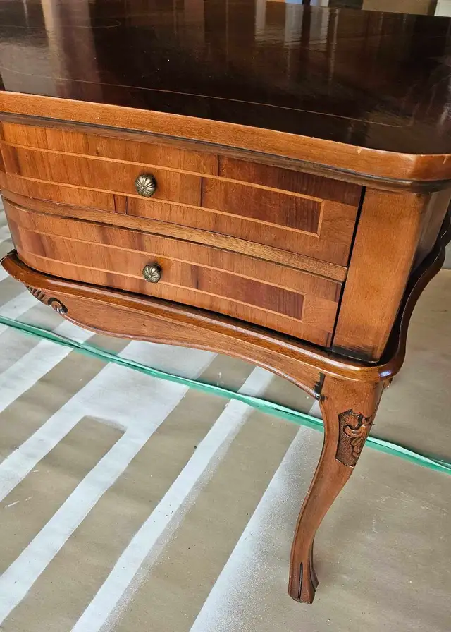 Antique elegant wood desk in Desks in Markham / York Region - Image 5