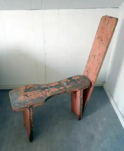 Vieux banc de travail d'artiste-peintre de fabrication artisanale que l'on appelle Donkey Easel, ou...