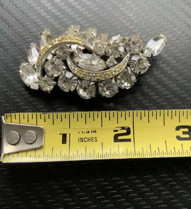 Vintage Crystal Pear Baguette Round Rhinestone Brooch. in Jewellery & Watches in City of Montréal - Image 6