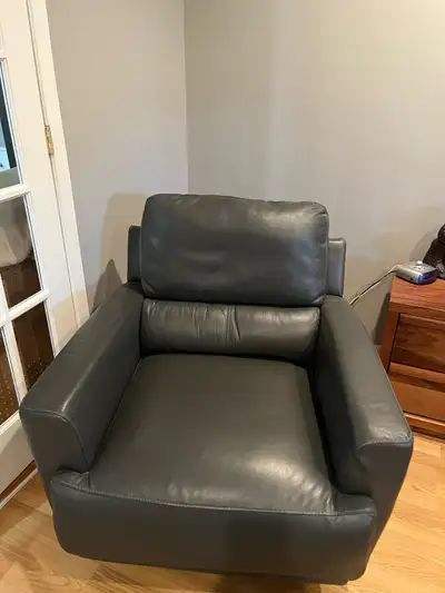 Sofa gris en cuir, View more