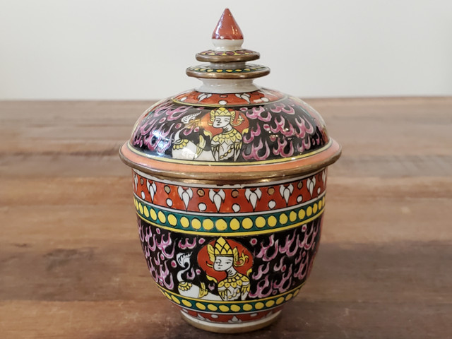 Vintage Chinese Enameled Porcelain Covered Bencharong Jar in Arts & Collectibles in Edmonton - Image 3