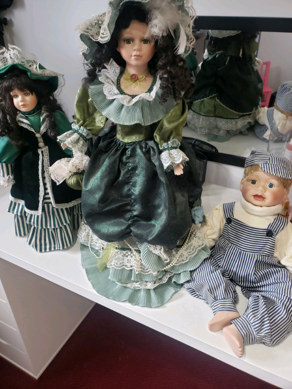 Porcelain dolls and chairs in Arts & Collectibles in Hamilton - Image 2