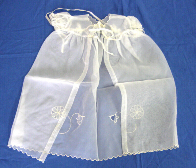 ENSEMBLE de BAPTEME VINTAGE BABYs CHRISTENING OUTFIT c.1960s dans Art et objets de collection  à Ouest de l’Île - Image 2