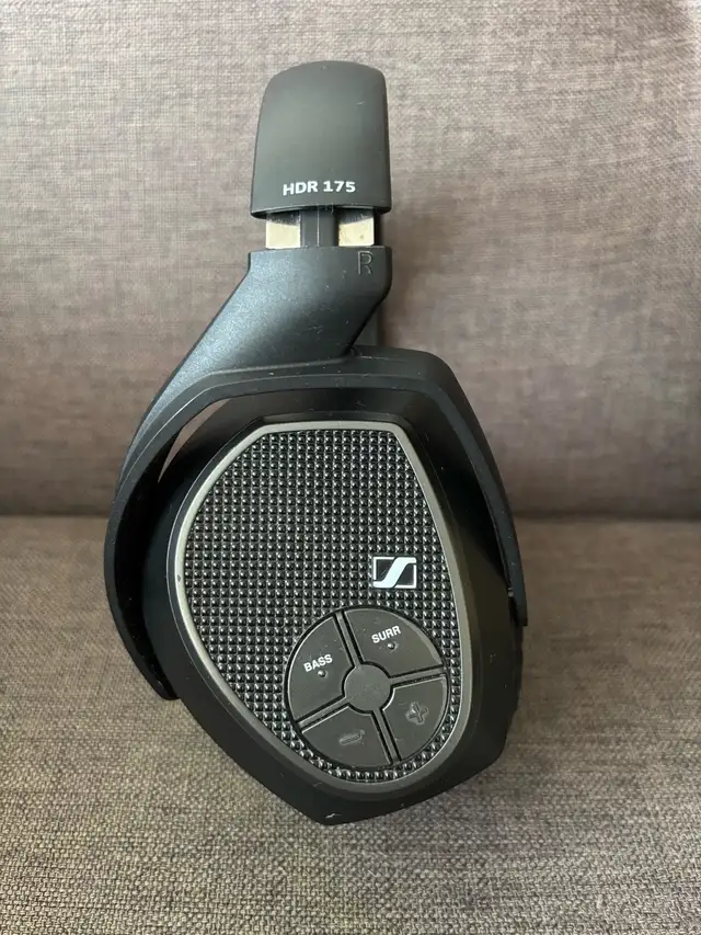 Sennheiser RS175 wireless  headphone system in Headphones in City of Toronto - Image 5
