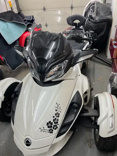 A qui la chance !! Spyder ST LIMITED Seulement : 27615 km Semi- automatique poigner chauffante Houss...