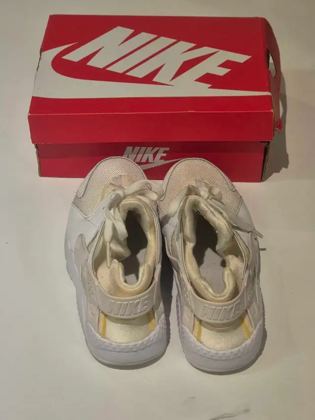 Nike Air Running Shoes Youth 2 Y in Kids & Youth in Mississauga / Peel Region - Image 9