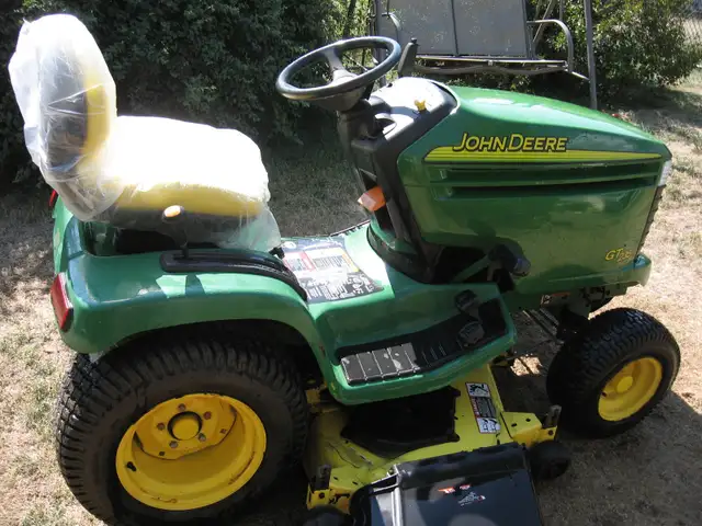 John Deere lawn/Garden tractor for sale in Lawnmowers & Leaf Blowers in Belleville - Image 3