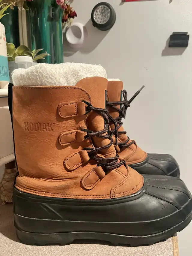  Kodiak winter boots men’s 9 1/2 in Men's Shoes in Nanaimo - Image 2