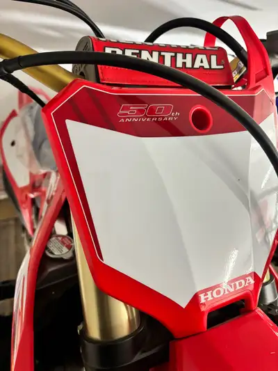 Honda crf 450r , Année : 2023 50iem anniversaire Neuf : seulement mise en marche Toujours dans un ga...