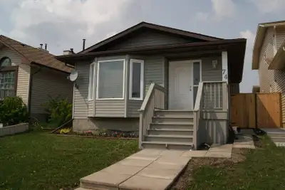 5 bedroom + den house in Martindale for rent