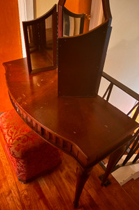 Bombay vanity with stool