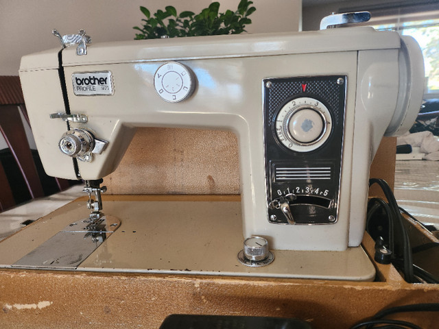 Vintage Brother Sewing Machine dans Loisirs et artisanat  à Ouest de l’Île