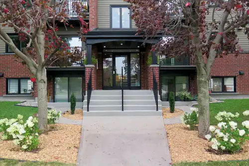 Infos. : (450) 447-1778 Description de l’unité 4 1/2: 1. Unité condos 4 1/2 locatifs neufs 2020 - 95...