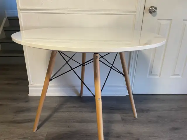 Structube Round Dining Table in Dining Tables & Sets in Mississauga / Peel Region - Image 4